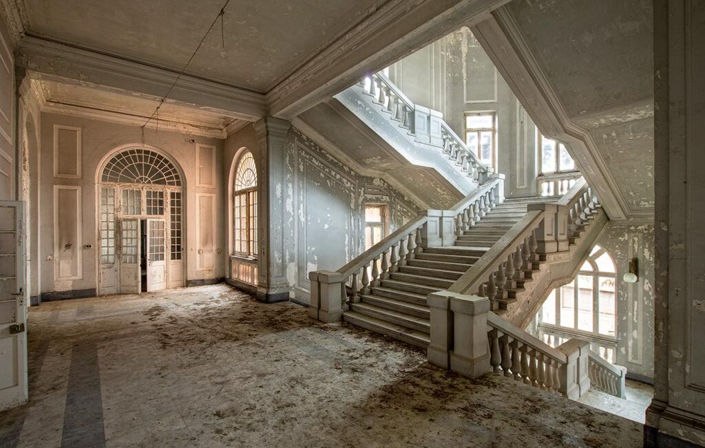 Grey Echoes by Daanoe